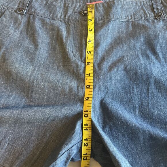 Isaac Mizrahi Shorts Women’s 14 Blue Chambray Cotton Slant Pockets Travel Beach - Picture 12 of 13